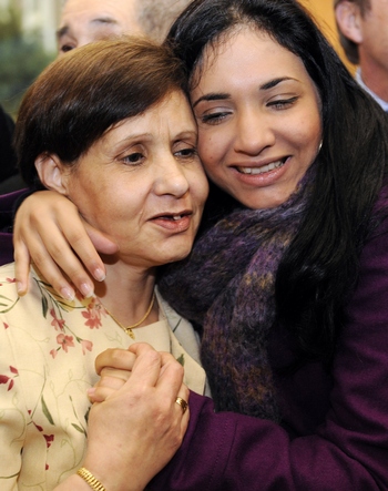Улыбаться людям. Мама с дочкой. Фото: BERTRAND GUAY/AFP/Getty Images