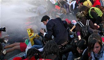 Чилійська поліція суворо розігнала несанкціоновану демонстрацію студентів в Сантьяго, застосувавши сльозогінний газ. Фото: Фото: Ariel Marinkovic/Getty Images
