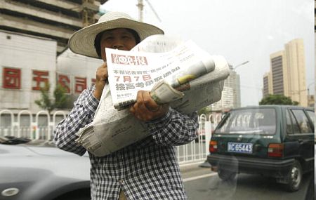 Жінка продає газети на вулицях Пекіна. Фото: PETER Parks/afp/getty Images