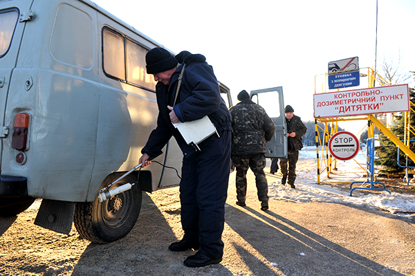 Дозиметричний контроль при виїзді із зони відчуження на КПП Дитятко. Фото: Володимир Бородін/The Epoch Times