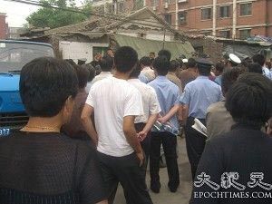 Группа чиновников из пекинской милиции, общественной безопасности и отдела администрации обыскивает дома апеллирующих, которые живут по соседству со зданием Верховного Суда. Фото: Великая Эпоха
