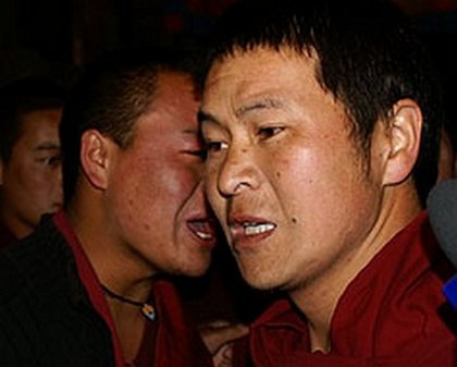 Армия китайской компартии держит в осаде многие тибетские монастыри. Фото: Central News Agency