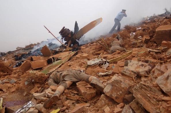 Вид на обломки военно-транспортного самолета в результате крушения на юге Марокко 26 июля 2011 года. Военно-транспортный самолет врезался в гору, в плохую погоду на юге Марокко сегодня. Погибли все 80 человек, находящиеся на борту самолета. Фото: Getty Im