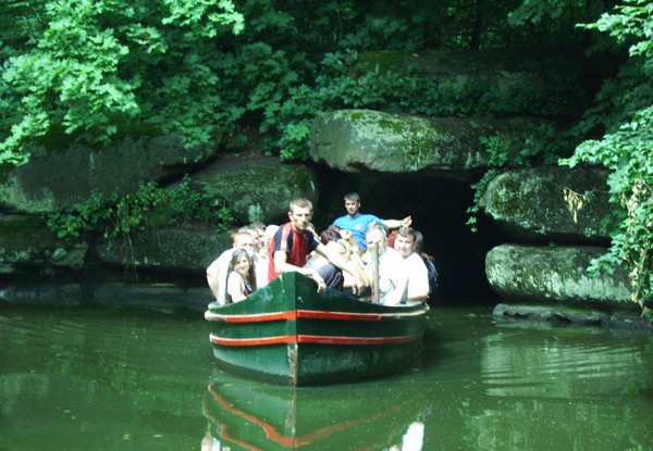 Лодка, перевозящая людей через подземную речку Ахерон. Фото: Евгений Довбуш/The Epoch Times 