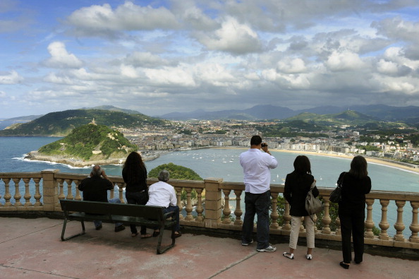 Где отдохнуть летом: Испания. Туристы смотрят на залив La Concha с горы Игелдо в городе Сан-Себастьян. Фото: RAFA RIVAS/AFP/Getty Images