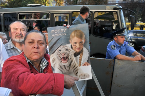 Митинг против ареста Юлии Тимошенко проходит 8 августа в Киеве на улице Хрещатик возле здания Печерского районного суда. Фото: Владимир Бородин/The epoch Times Украина