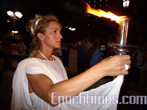 Эстафета факела в защиту прав человека начинает свой путь в Афинах Фото: Великая Эпоха
