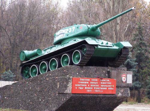 Танк-пам'ятник у Луганску. Фото: lugansk-ucrf.at.ua