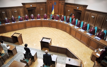 Україна за рішенням Конституційного суду України знову стала президентсько-парламентською республікою. Фото: Євген Савілов/AFP/Getty Images