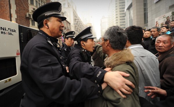 Полиция блокирует место проведения протестов в Шанхае. 27 февраля 2011 год. Фото: Peter PARKS/ Getty Images