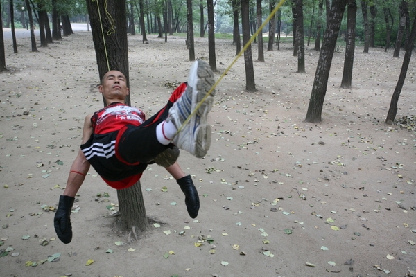 Гао Ян может пролежать на верёвки семь часов. Фото с epochtimes.com