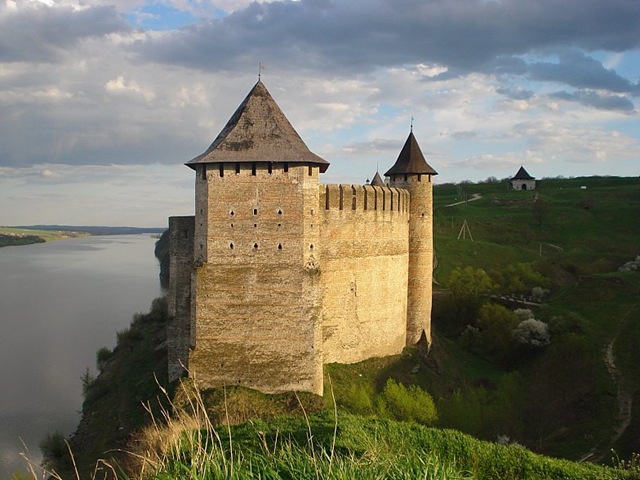 Замки Украины: Северная башня является самой неприступной. Согласно проекту замка, если противник захватывает крепость, то гарнизон должен перейти именно в Северную башню и держать оборону здесь.