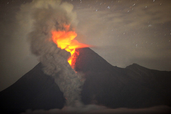 Облако пепла поднимается от индонезийского вулкана Мерапи в районе Клатене, Центральная Ява, 4 ноября 2010 года.Фото:Sony Tumbelaka/Getty Images