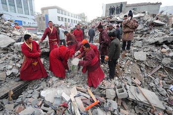 Тибетские монахи помогают в поисках выживших после землетрясения. Провинция Цинхай. Апрель 2010 год. Фото: AFP