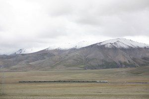 Плоскогорье китайской провинции Цинхай, расположенной в 1 000 километрах к северу от Лхасы. 1 июля между Пекином и столицей Тибета Лхасой открылась железнодорожная линия. Благо это или зло для народа и окружающей среды Тибета? Фото: Getty Images