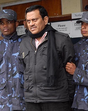 Індійський доктор Аміт Кумар, підозрюваний у незаконній операції з продажу нирки для пересадки, був пійманий поліцією в Катманду 8 лютого 2008 р. Ринок продажу незаконно вилучених органів розширюється, викликаючи неспокій чесних хірургів-трансплантологів.