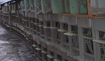 Отравленные стулья и парты экспериментальной школы города Цяохэ провинции Цзилинь. Фото: epochtimes.com