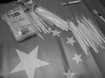 Китайські «стерильні» палички для їжі упаковують ув”язнені в антисанітарних умовах. Фото з epochtimes.com