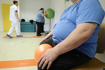 Зайва вага становить небезпеку для здоров’я. Фізіотерапевт допомагає пацієнтам, які страждають від ожиріння. Лікарня в Анже, західна Франція. Фото: JEAN-SEBASTIEN EVRARD / AFP / Getty Images