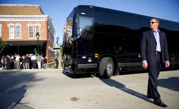 Свою поїздку Барак Обама робить на чорному броньованому автобусі вартістю в $1,1 млн. Фото: Getty Images