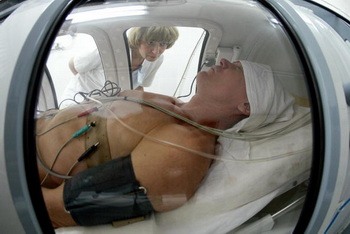 Суть гіпербаричної оксигенації зводиться до підвищення концентрації кисню в тканинах організму, що досягається диханням медичним киснем під високим тиском. Фото: AFP/Stringer/Getty Images