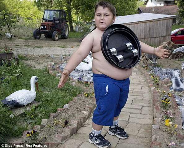 Мальчик-магнит шести лет из хорватского села удерживает на теле до 25 кг металла.