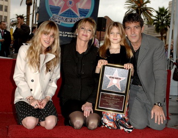 Антонио Бандерас и Мелани Гриффит с дочерьми Стеллой и Дакотой на церемонии вручения ему звезды на голливудской Алее Славы в 2008 году. Фото: Stephen Shugerman/Getty Images