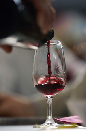 Хорошее настроение? «Действительно ли красное вино настолько полезно для здоровья, как нас пытаются убедить в этом?» Фото: Filippo Monteforte/AFP/Getty Images