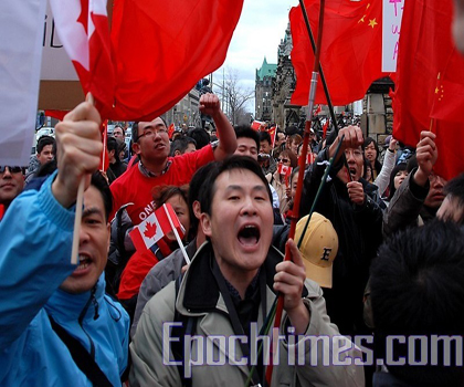 29 березня. Акція китайських активістів на площі Dundas в центрі Торонто викликає в пам'яті часи хунвейбінів і «Культурної революції». Фото: Samira Bouaou/ The Epoch Times