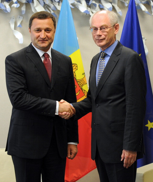 Президент Європейського союзу Херман ван Ромпей вітає прем'єр-міністра Республіки Молдова Володимира Філата (ліворуч).Фото: JOHN THYS/AFP/GettyImages