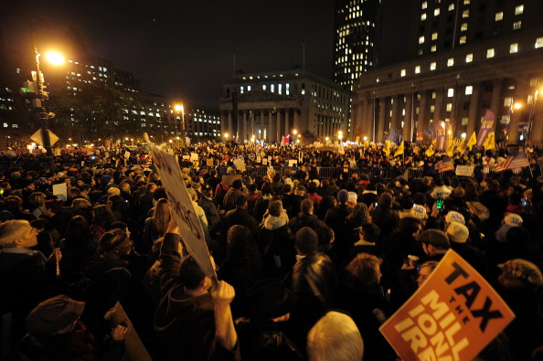 Учасники акції «Захопи Уолл-стріт» проводять масовий протест на площі Foley Square в Нью-Йорку, 17 листопада 2011 року. Фото: EMMANUEL DUNAND/AFP/Getty Images