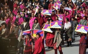 14 березня 2008 р. буддійські ченці Тибету скандують гасла і несуть національні тибетські прапори після того, як були блоковані поліцією біля історичного монастиря Лабран в м. Сяхе, провінція Ганьсу, який за величиною поступається лише палацу Потала в Лха