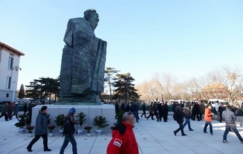 Статуя Конфуція на площі Тяньаньмень. Пекін. Китайська Народна Республіка. Фото: STR/AFP/Getty Images