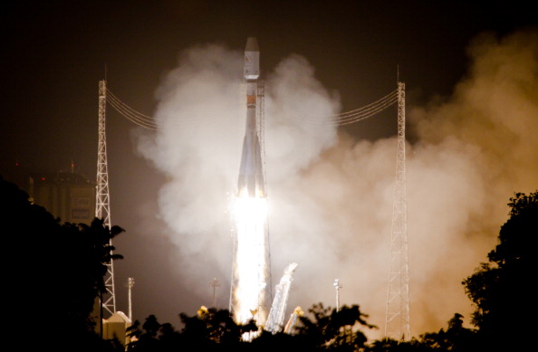 Ракета Союз стартує 16 грудня 2011 з космічною бази в Європі в Куру, Французькій Гвіані, з шістьма низькоорбітальними супутниками. Фото: JODY AMIET / AFP / Getty Images