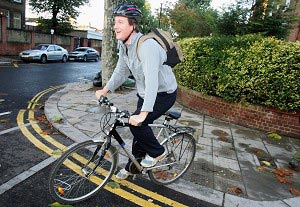 Девід Кемерун робить внесок у захист навколишнього середовища, вирушаючи на роботу на велосипеді. Як потім з'ясувалося, його супроводжувала машина з шофером, яка везла його туфлі й портфель. Фото: Scott Barbour/Getty Images
