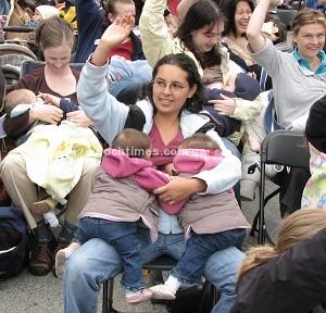 Матери кормят грудью детей во время проведения акции 'За грудное вскармливание' организацией 'Квинтэссенция' (Quintessence Foundation) в шт. Виктория. Фото: Jamie Hoove