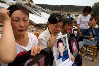 Родители, скорбящие о своих детях погибших под обломками здания школы во время землетрясения. Фото: Getty Image