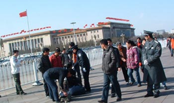 Фото: В связи участившимися протестами на площади Тяньаньмэнь, милиция усилила патрулирование на площади