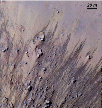 Науковці з університету Мічиган (США) представили докази існування водяних калюж на Марсі.Фото: HiRiSE/NASA