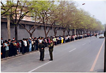 Около 10 тысяч последователей Фалуньгун приехали в Пекин, чтобы обратиться к правительству. Фото с epochtimes.com