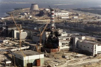 Повреждённая Чернобыльская АЭС на фотографии сделанной 1 октября 1986 года. (ZUFAROV/AFP/Getty Images)