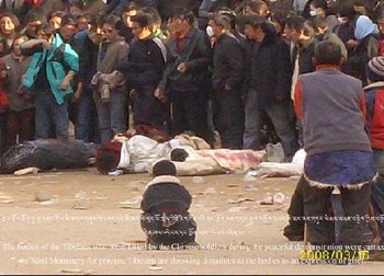 Тибетці, вбиті солдатами режиму компартії під час акцій протесту 14 березня 2008. Фото з epochtimes.com