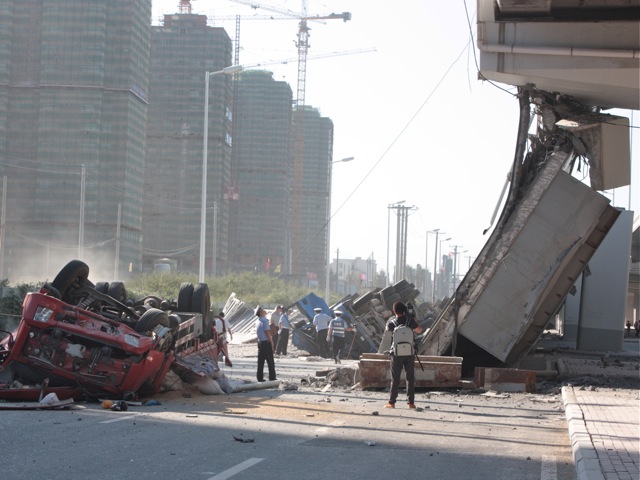 24 серпня. Харбін, КНР. Поліція розслідує обвал мосту з вісьмома смугами для руху в провінції Хейлунцзян на північному сході Китаю. Цього року у КНР завалилося вісім мостів. Фото: STR/AFP/Getty Images