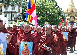Буддийские монахи прошли маршем протеста по улицам г. Янгона 25 сентября 2007 года, несмотря на суровые предупреждения властей Мьянмы относительно антиправительственных протестов. Фото: AFP/Getty Images