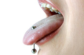 Украшение в языке может привести к разрушению зубов, травмам десен и инфекций ротовой полости. Фото:tsn.ua