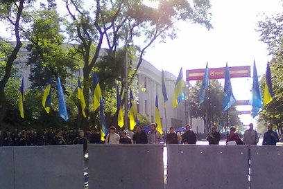 Під стінами Верховної Ради також з ранку мітингують прихильники партії «Сильна Україна», але – на підтримку пенсійної реформи. Фото: epochtimes.com.ua