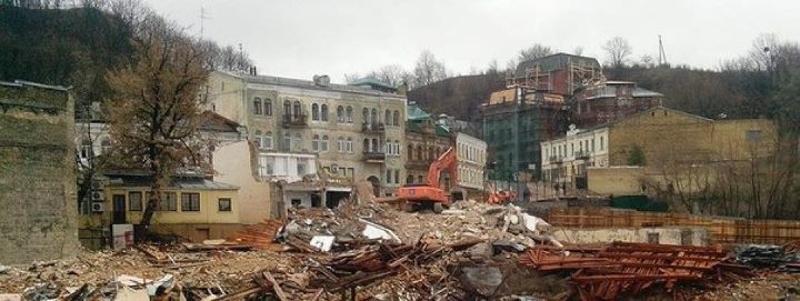Фото трех разрушенных зданий на Андреевском спуске. Фото опубликовано на страничке пользователя Sash Karpin в социальной сети Facebook.