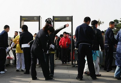 31 марта. Всех входящих на площадь Тяньаньмэнь, включая и журналистов, тщательно обыскивают. Фото Guang Niu/Getty Images 