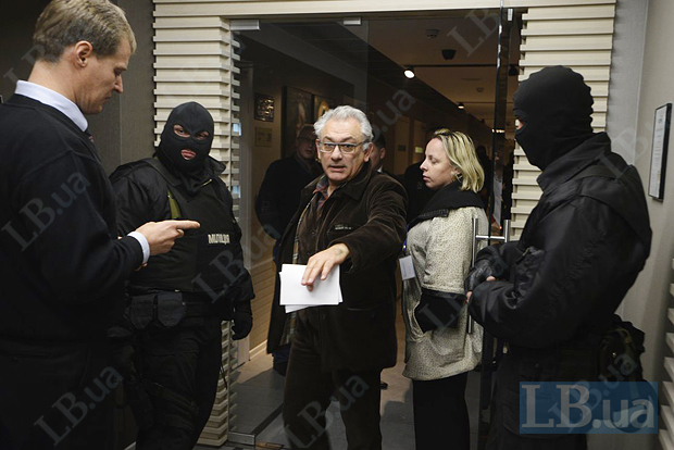 У Києві люди в масках захопили компанію «Кінотур». Фото: lb.ua