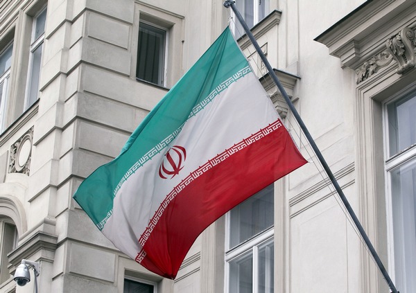 Иранский флаг у штаб-квартиры Международного агентства по атомной энергии (МАГАТЭ) в Вене. Фото: DIETER NAGL/AFP/GettyImages